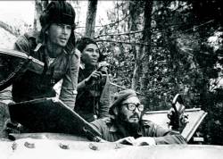 <b>En pie de guerra </b> Fidel Castro (derecha), en un tanque, durante la invasión de Bahía Cochinos. Foto: ARCHIVO / AP
